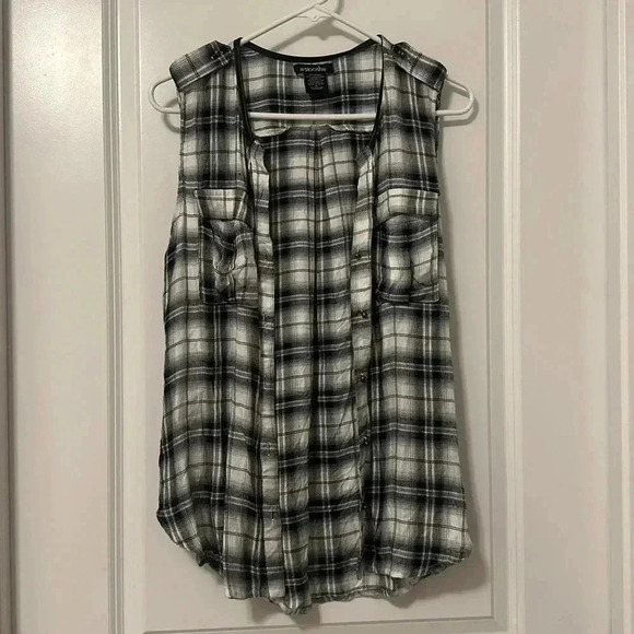 STOOSH Sleeveless Button Down Top (Colors- Black, White & Blue) - Picture 2 of 15